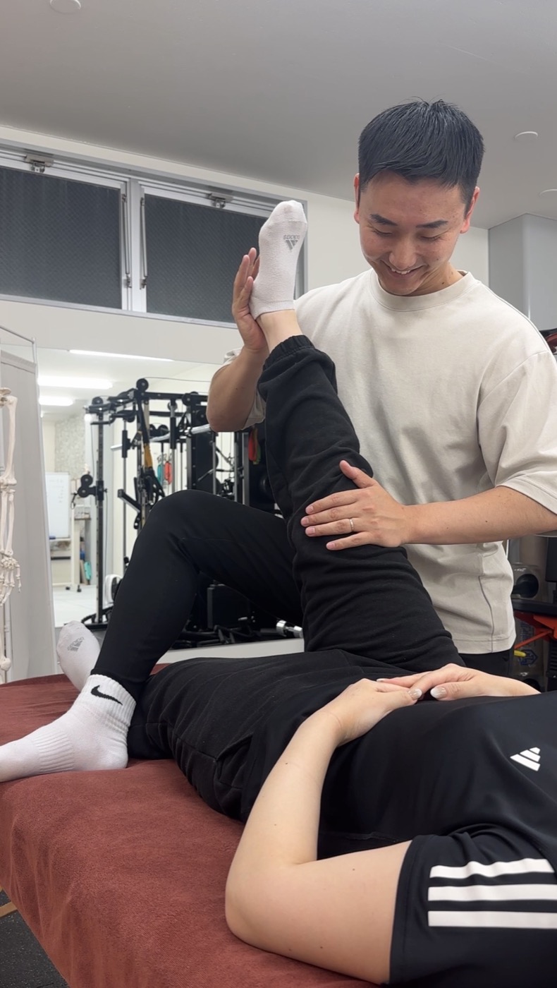 運動後に脚のストレッチをサポートする様子